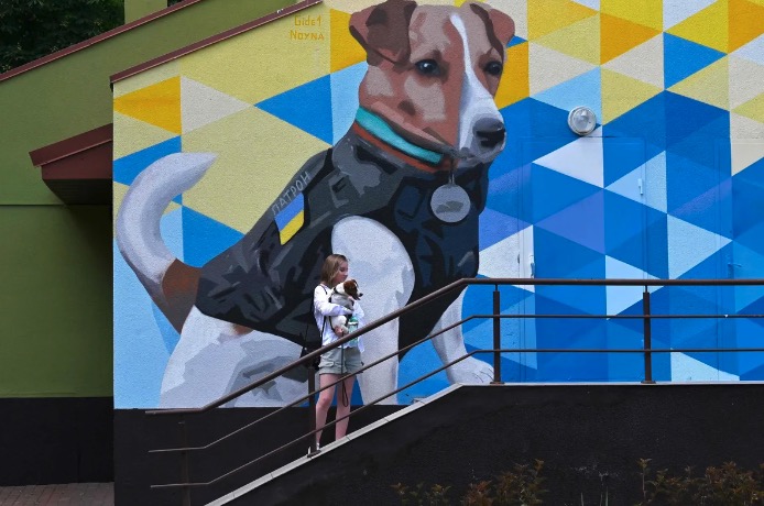 Ucrania tiene un héroe con mural y cuatro patas