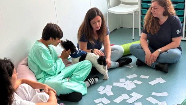 Un hospital español estudia los beneficios de la terapia asistida con perros en la salud mental de niños y adolescentes